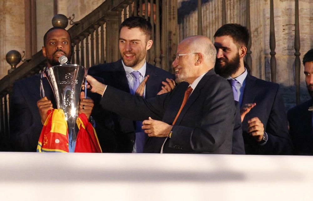 Celebración del triunfo en la Eurocup del Valencia Basket en València