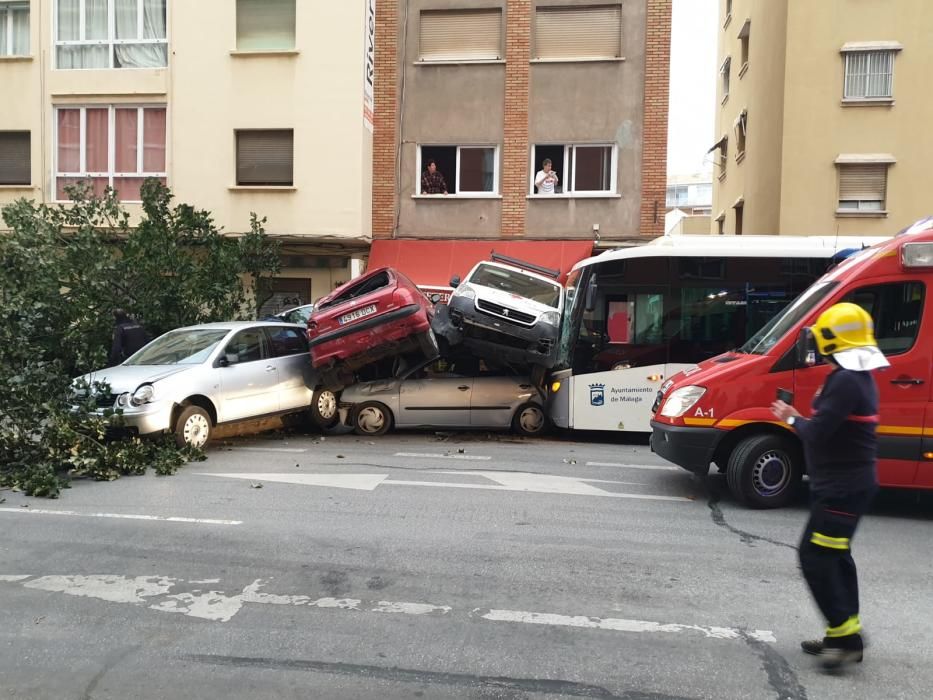 Un autobús embiste a media docena de coches en Héroe de Sostoa.