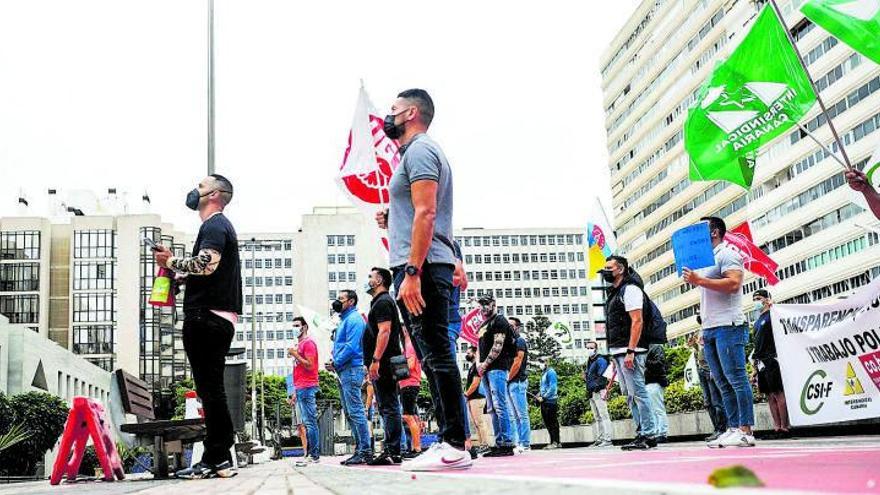 Imagen de la protesta que protagonizaron ayer sindicatos y agentes de la Policía Canaria ante la sede de Presidencia del Gobierno.