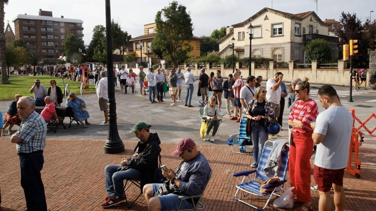 Vídeo: Largas colas para sacar entradas para los toros en Gijón