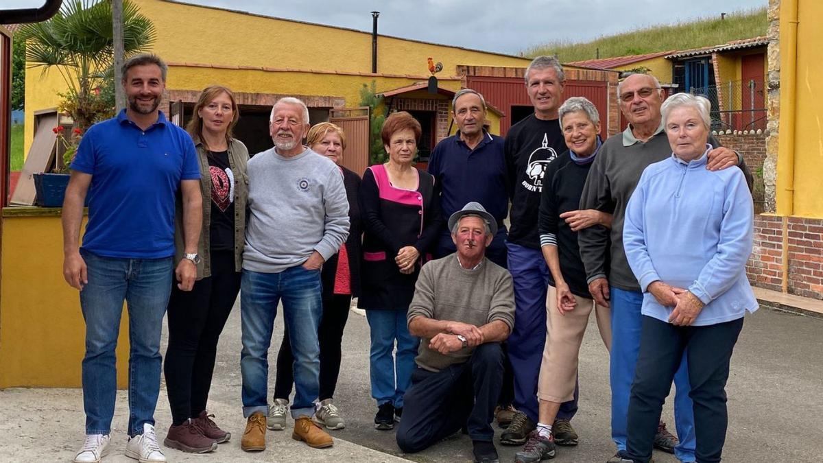 El alcalde, Gerardo Fabián, primero por la izquierda, con un grupo de vecinos de Camás, en Cabranes. | R. L. P.