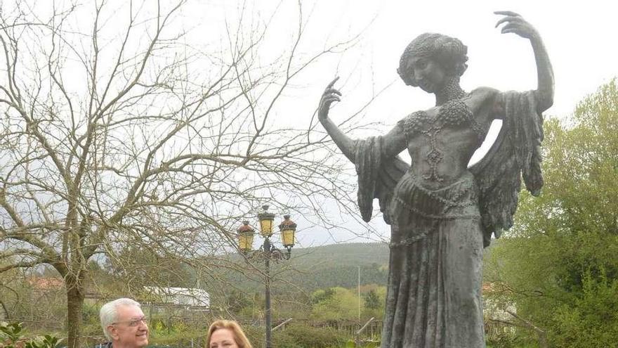 Un momento de la ofrenda floral ante la escultura que recuerda a la Bella Otero. // Noé Parga