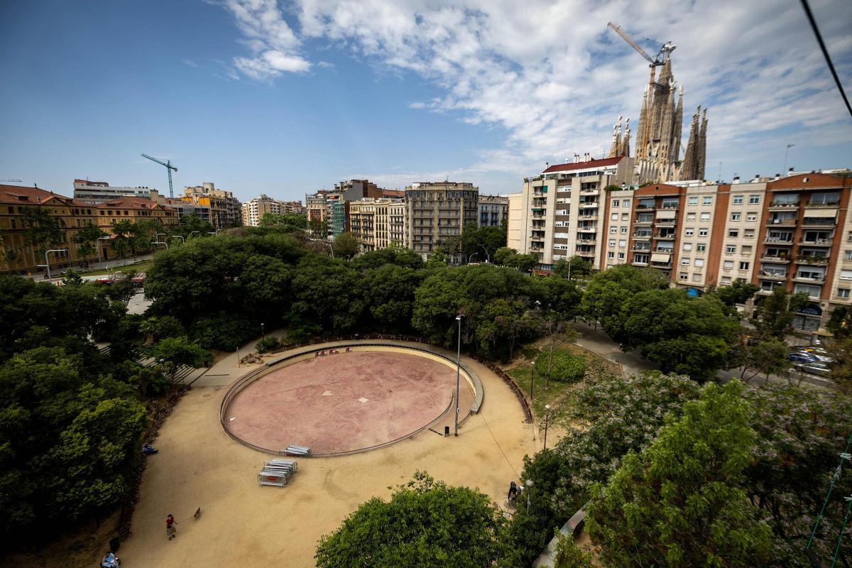 La plaza de Pablo Neruda, actualmente, con la Sagrada Familia a dos calles.