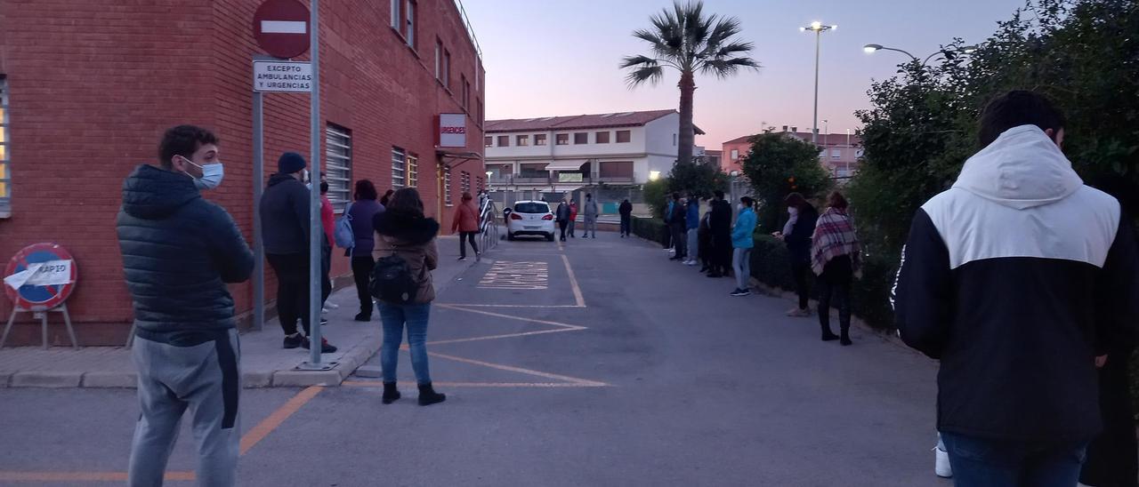 Largas colas para un test rápido en el centro de salud de Nules.