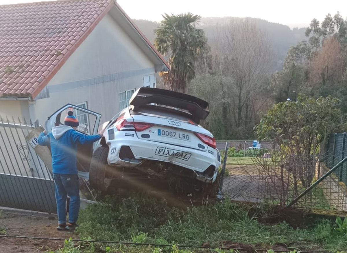 El conductor del vehículo impactó contra la valla de la vivienda tras chocar con un poste.