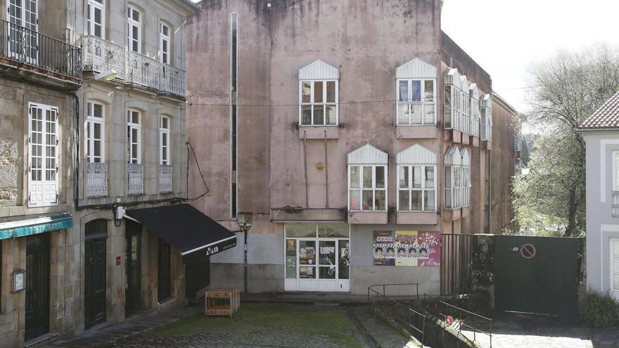 Casa da Xuventude, edificio rosado da Praza do Matadoiro, que acollerá usos municipais e provinciais / |  A. HERNÁNDEZ