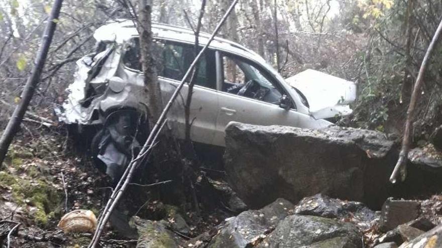 El vehículo, muy dañado tras caer 50 metros por un barranco, fue a parar a un arroyo.