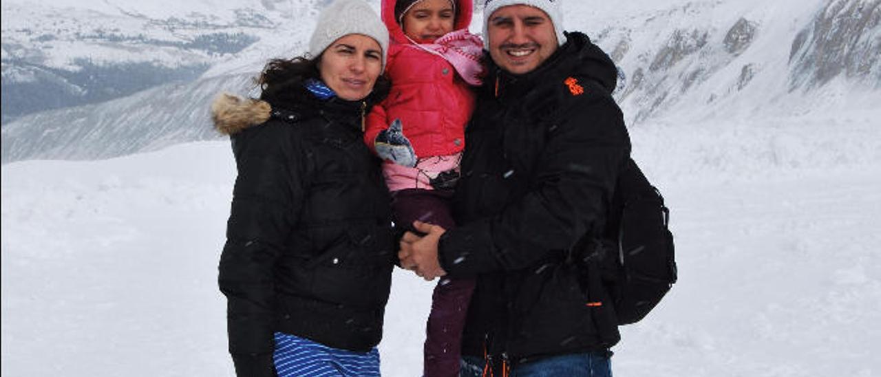 Miguel Benito, junto a su esposa y su niña en las Montañas Rocosas.