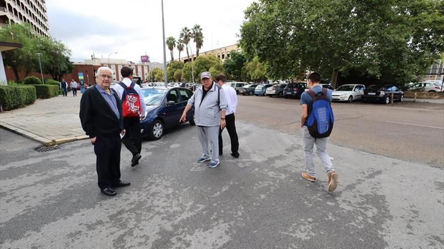 Las zonas comunes de la calle Mérida siguen sin mantenimiento