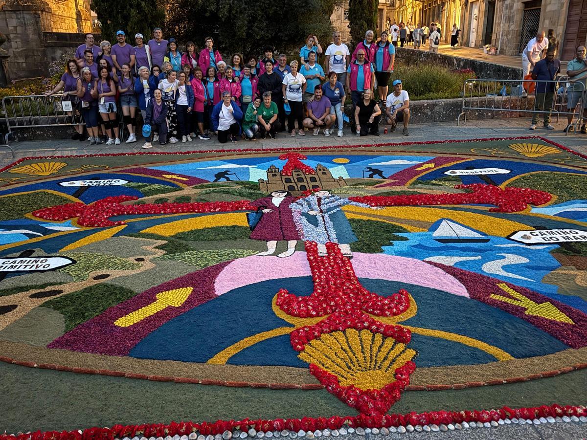 Alfombristas con el tapiz floral elaborado para conmemorar la festividad de Santiago Apóstol en Santiago.