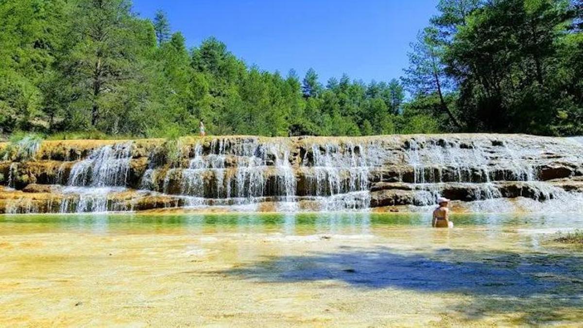 El desconocido pueblo de Aragón a la orilla de un embalse y rodeado de piscinas naturales.