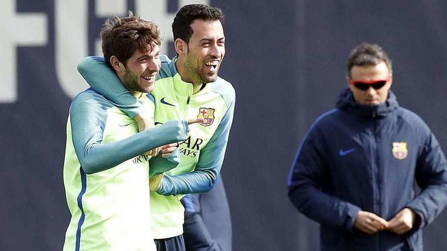 Sergi Roberto y Busquets bromean en el entrenamiento de ayer en presencia de Luis Enrique.