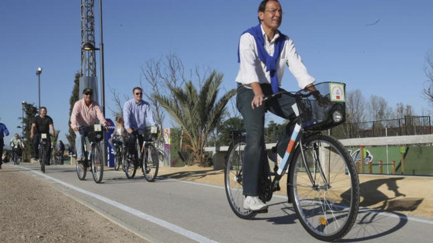 El alcalde Cámara comanda el grupo de ciclistas ayer en el carril bici que llega a la Contraparada