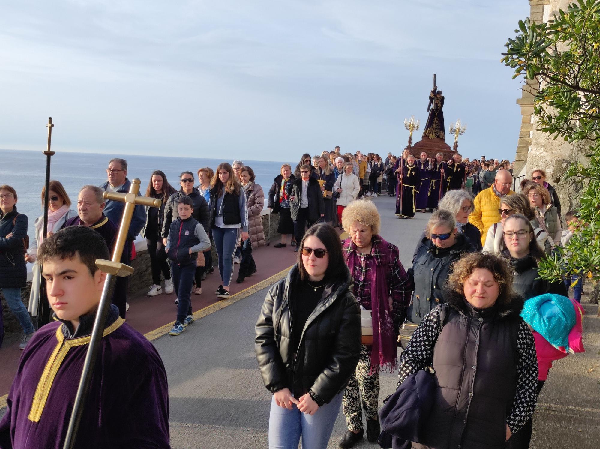 Así fue la procesión de bajada que abre la Semana Santa de Luarca