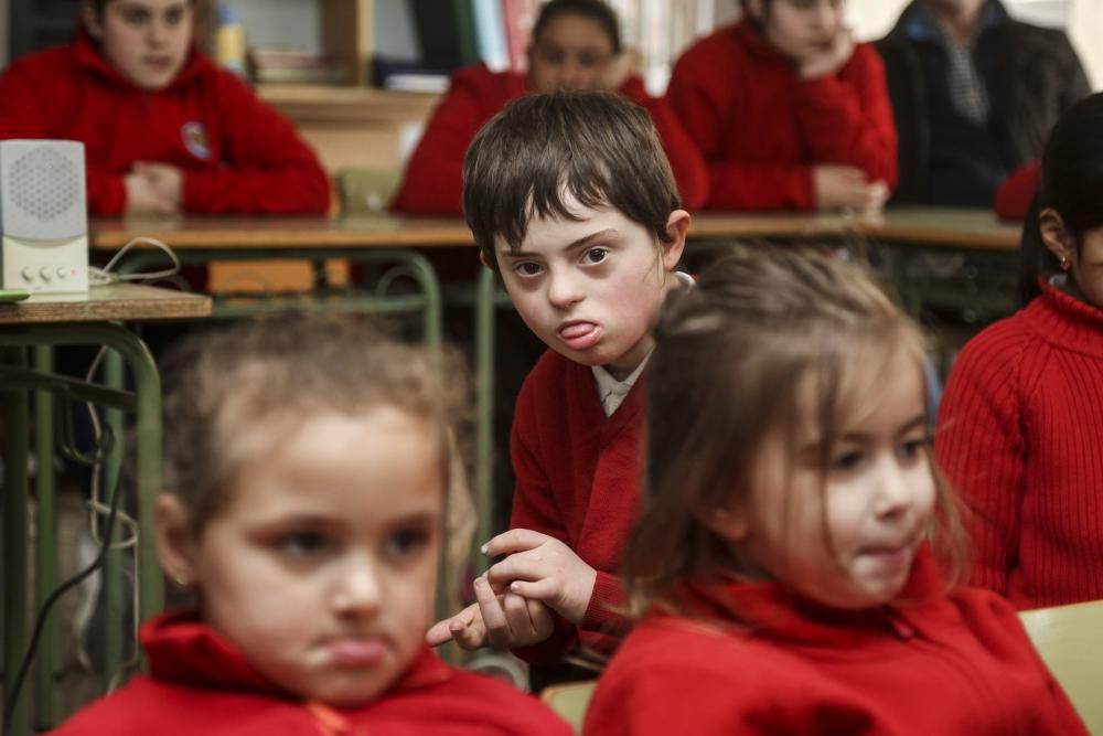 Actividad con niños con síndrome de Down en el colegio Sagrada Familia de Oviedo