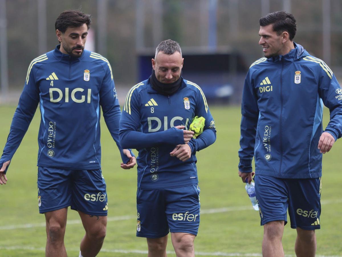 Costas, Cazorla y Javi López, en El Requexón. | MARIO CANTELI