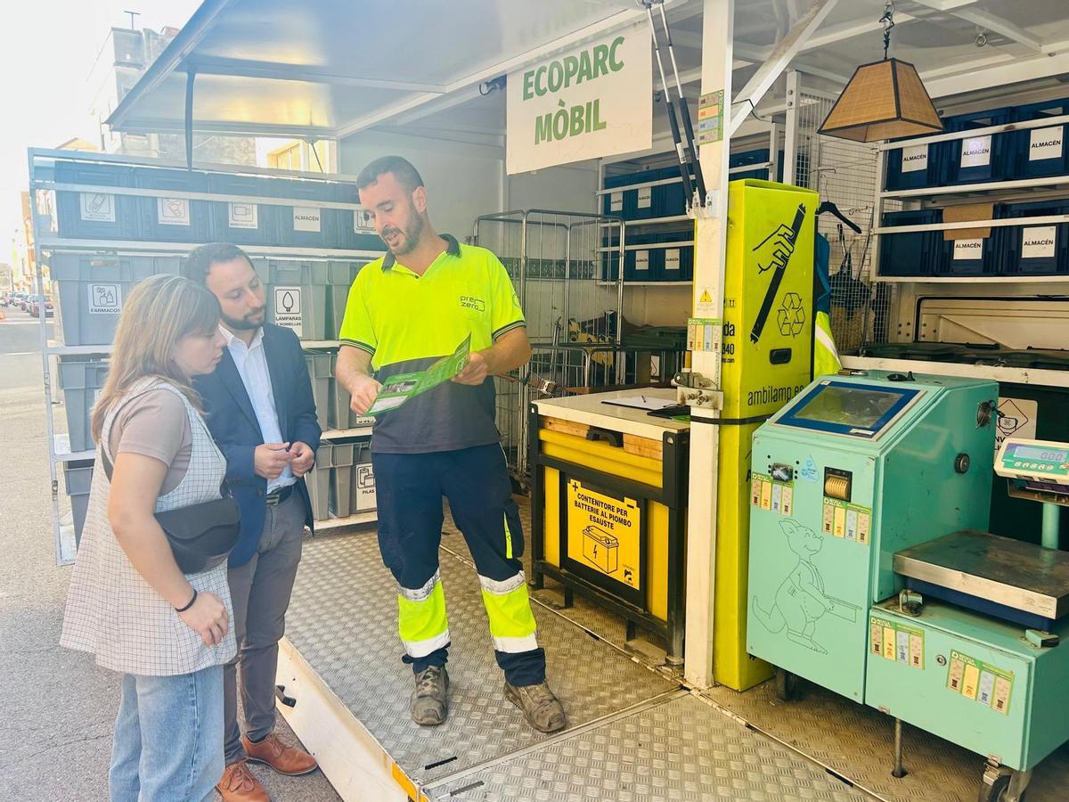El presidente de Reciplasa, Sergio Toledo, en el ecoparque de Betxí, con la alcaldesa Carla Nebot.