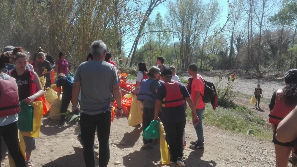 Retiren deixalles del riu Ter