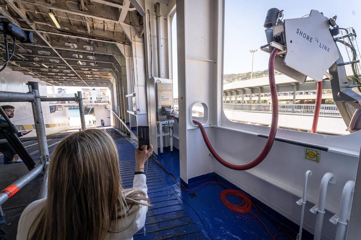 El Port de Barcelona estrena la conexión eléctrica de la terminal de ferris de Grimaldi