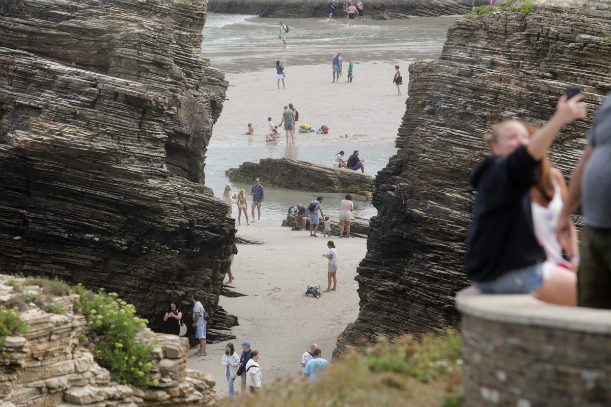 La playa de las Catedrales, en Galicia, cuelga el cartel de completo