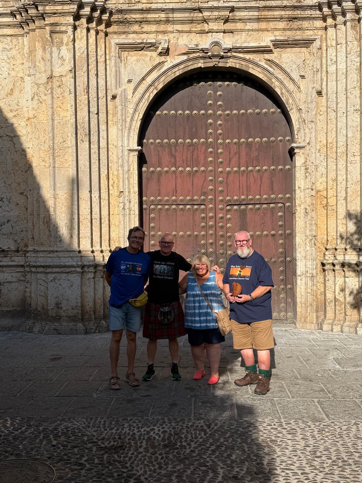 Marcelo Romero, a la izquierda, junto a miembros de la asociación escocesa Strathleven Artizans en el Compás de San Francisco, durante su visita a Córdoba.
