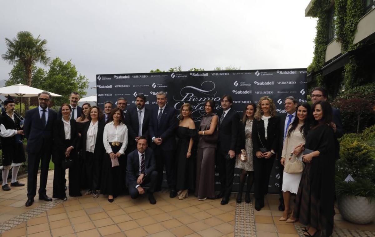Martín Peláez, en el centro, junto a amigos y familiares, antes del acto.