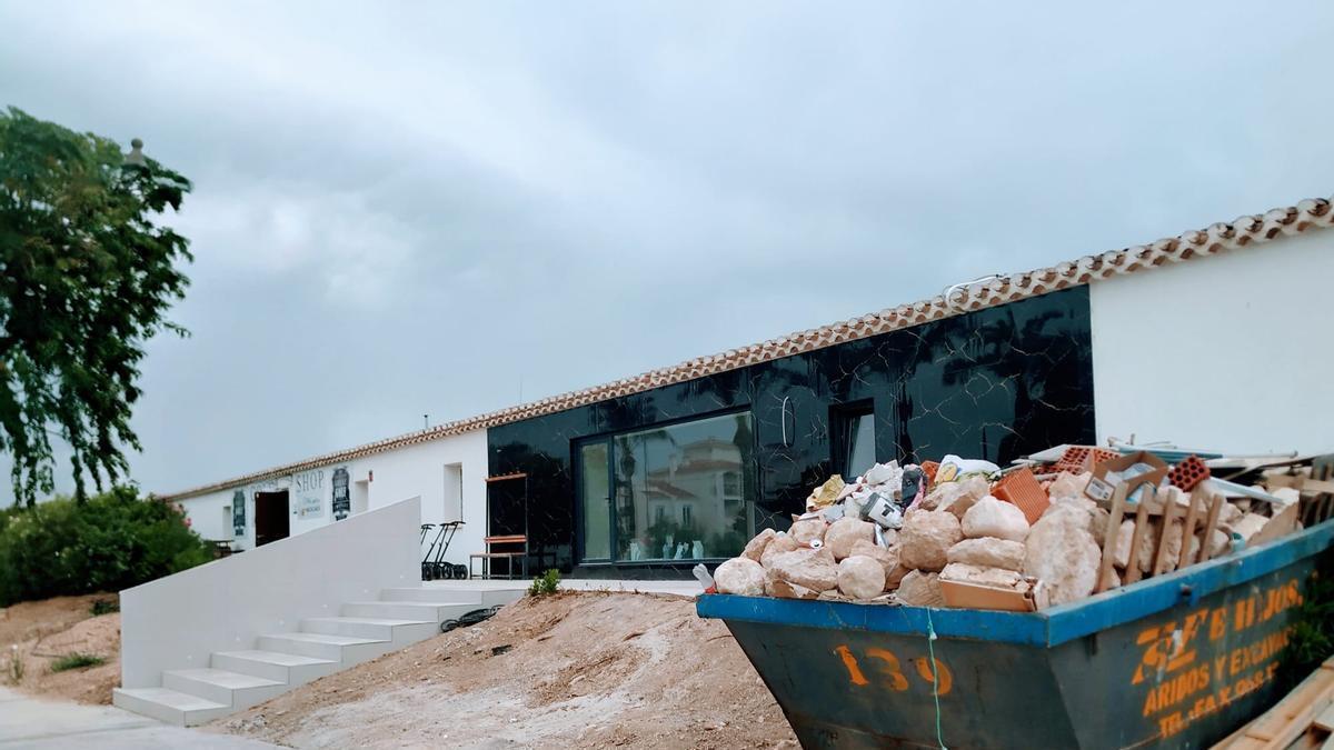 El inmueble protegido del complejo palaciego tras las obras de remodelación con las que se ha abierto un gran ventanal en uno de los muros.