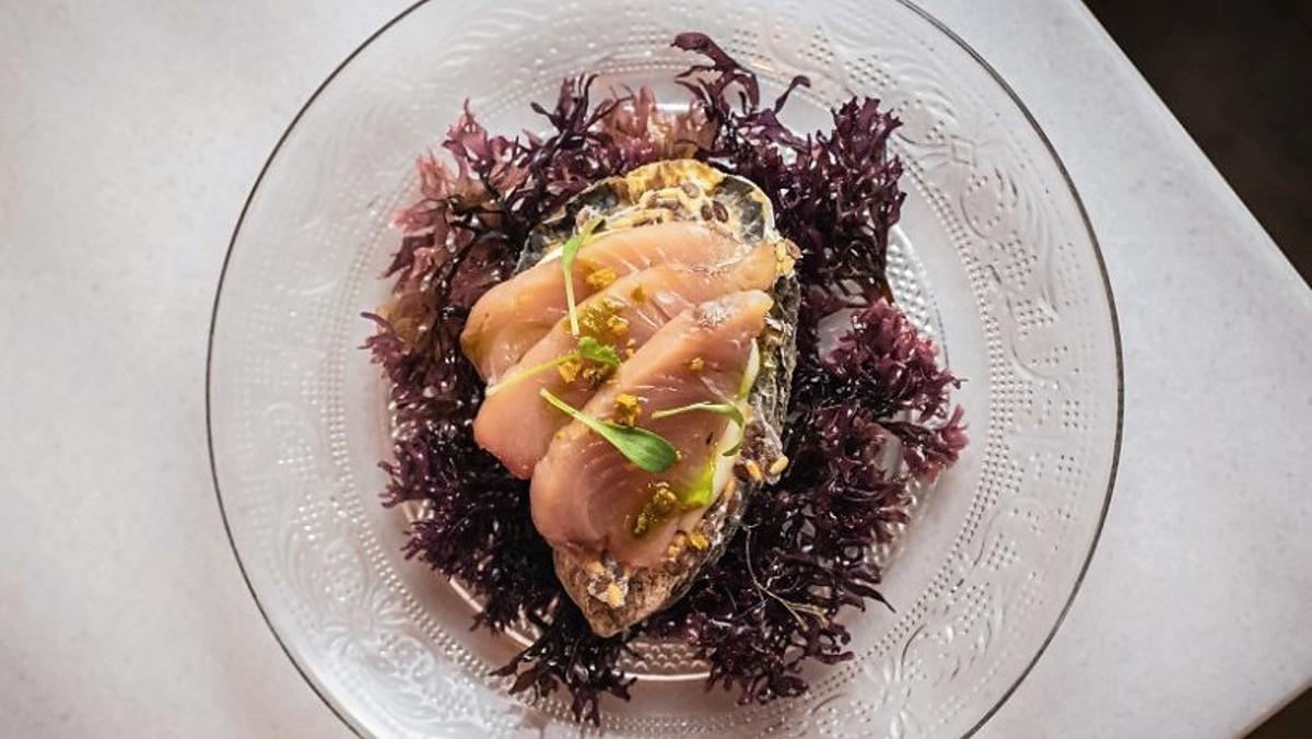 'Sashimi' de bonito curado y emulsión de oliva gordal sobre una crujiente de lino del menú de Fin de Año del restaurante Batea.
