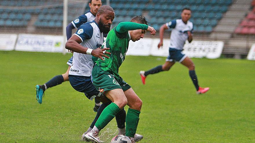 Wadir, del Ourense CF, en una de sus últimas defensas antes de la segunda amonestación. | // IÑAKI OSORIO