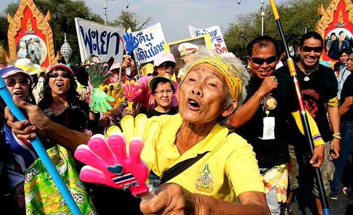 Un simpatitzant del partit Aliança del Poble per a la Democràcia (PAD) crida durant una manifestació davant de la Casa del Govern a Bangkok (Tailàndia).
