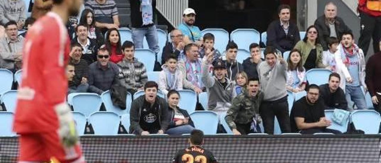 Santi Mina recibe los improperios de la que fue su afición, en un lance del Celta-Valencia.