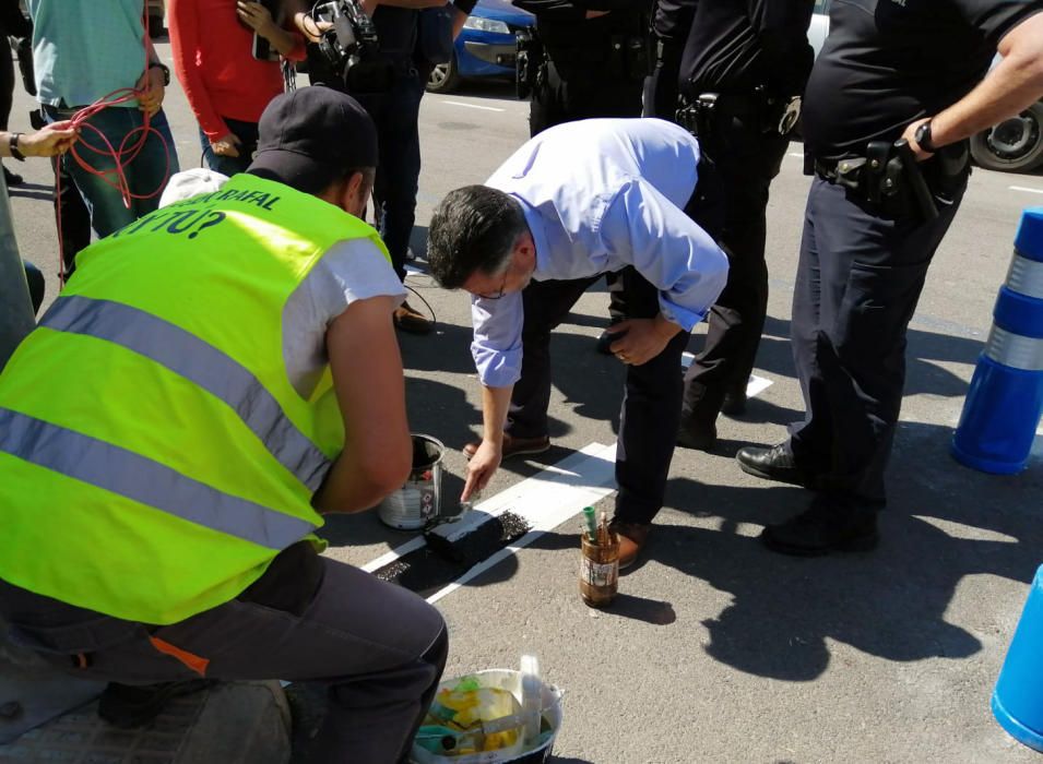 El alcalde de Rafal y diputado autonómico, Manuel Pineda ha repintado parte de la señalización horizontal de la calle Infanta Cristina para denunciar públicamente la "invasión" de Orihuela de ese vial