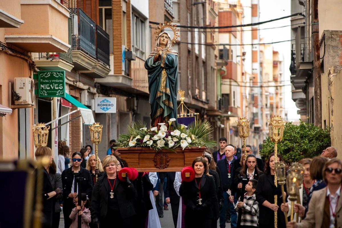 La Hermandad de Nazarenos de la Purísima Sangre decidió que el paso de la Virgen de los Dolores lo llevaran exclusivamente mujeres el año pasado en Nules.