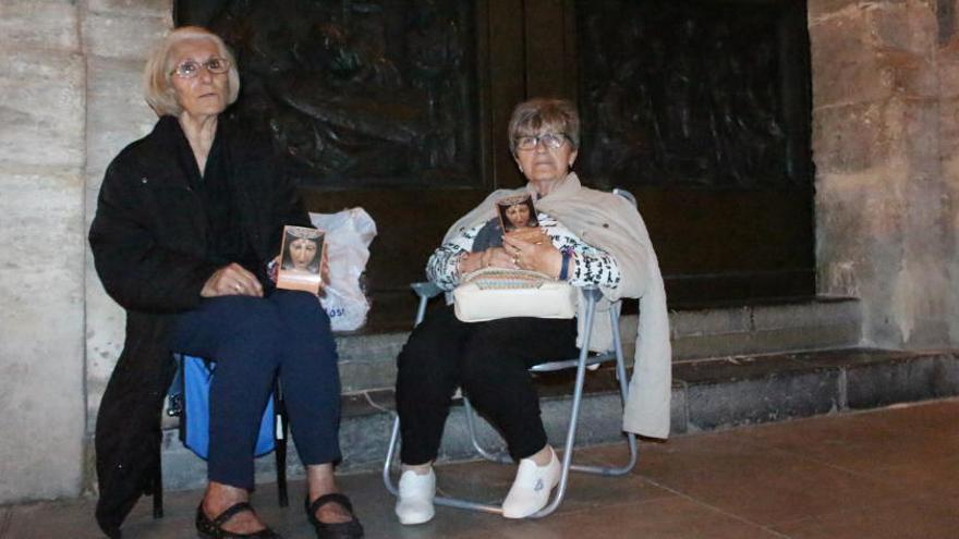 Marisa y Concha, junto a la puerta de bronce de la Basílica.