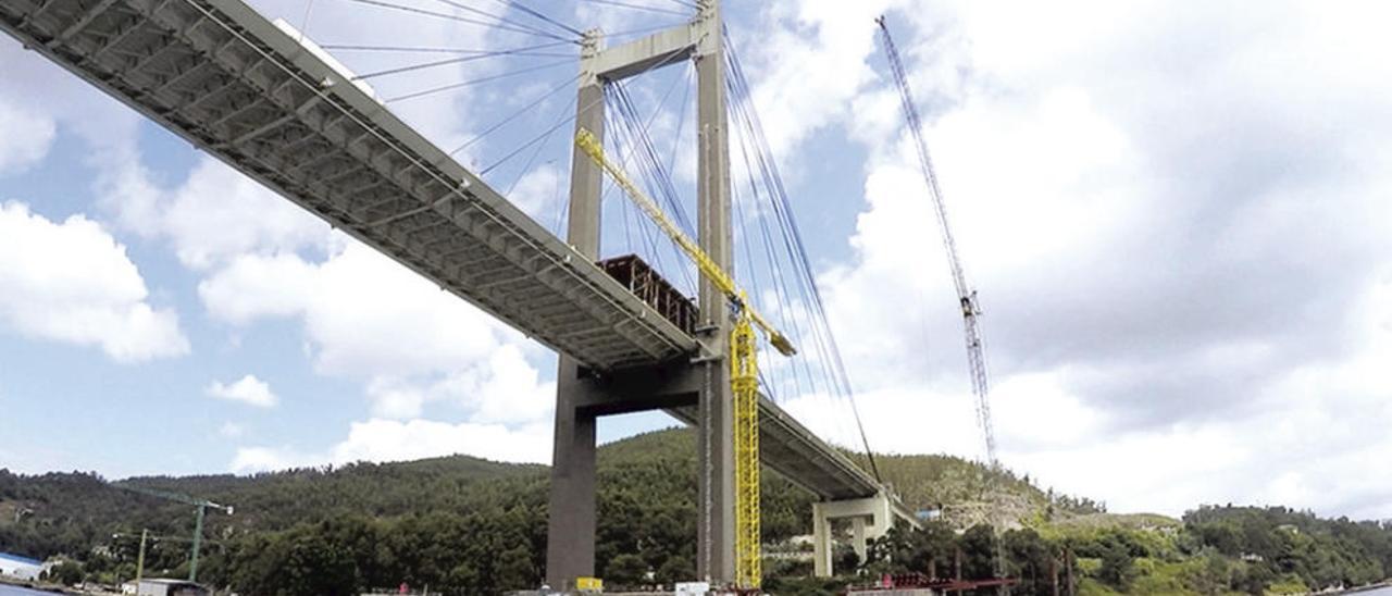 Grúas sobre el pilar norte del Puente de Rande para ejecutar las obras de ampliación. // FdeV