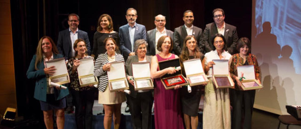 Autoridades con las mujeres que recogieron un Premio Mujer Rural Canaria 2018, anoche.