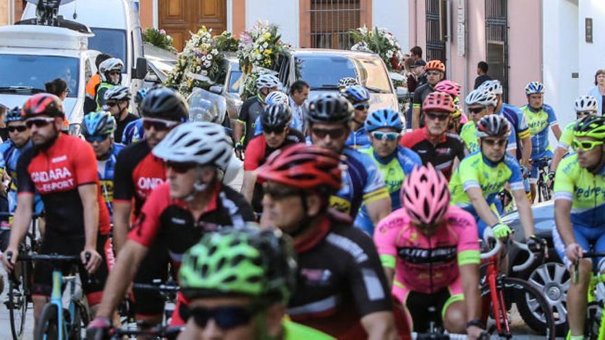 Concentración ciclista en el funeral de uno de los tres ciclistsa muertos en Oliva.