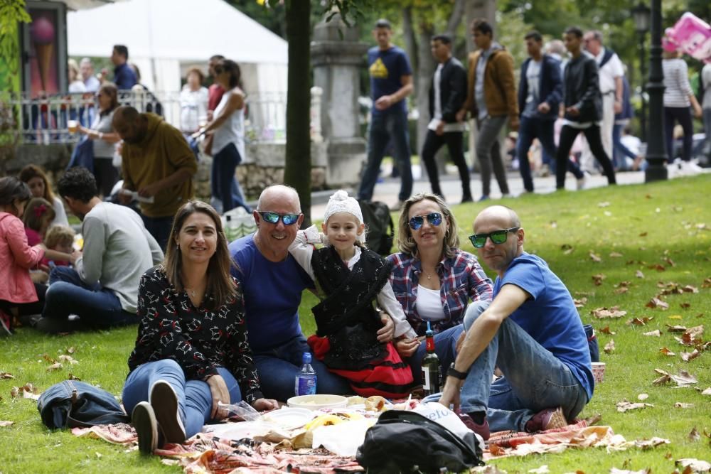 Oviedo celebra el día grande de San Mateo con 7.000 bollos preñaos