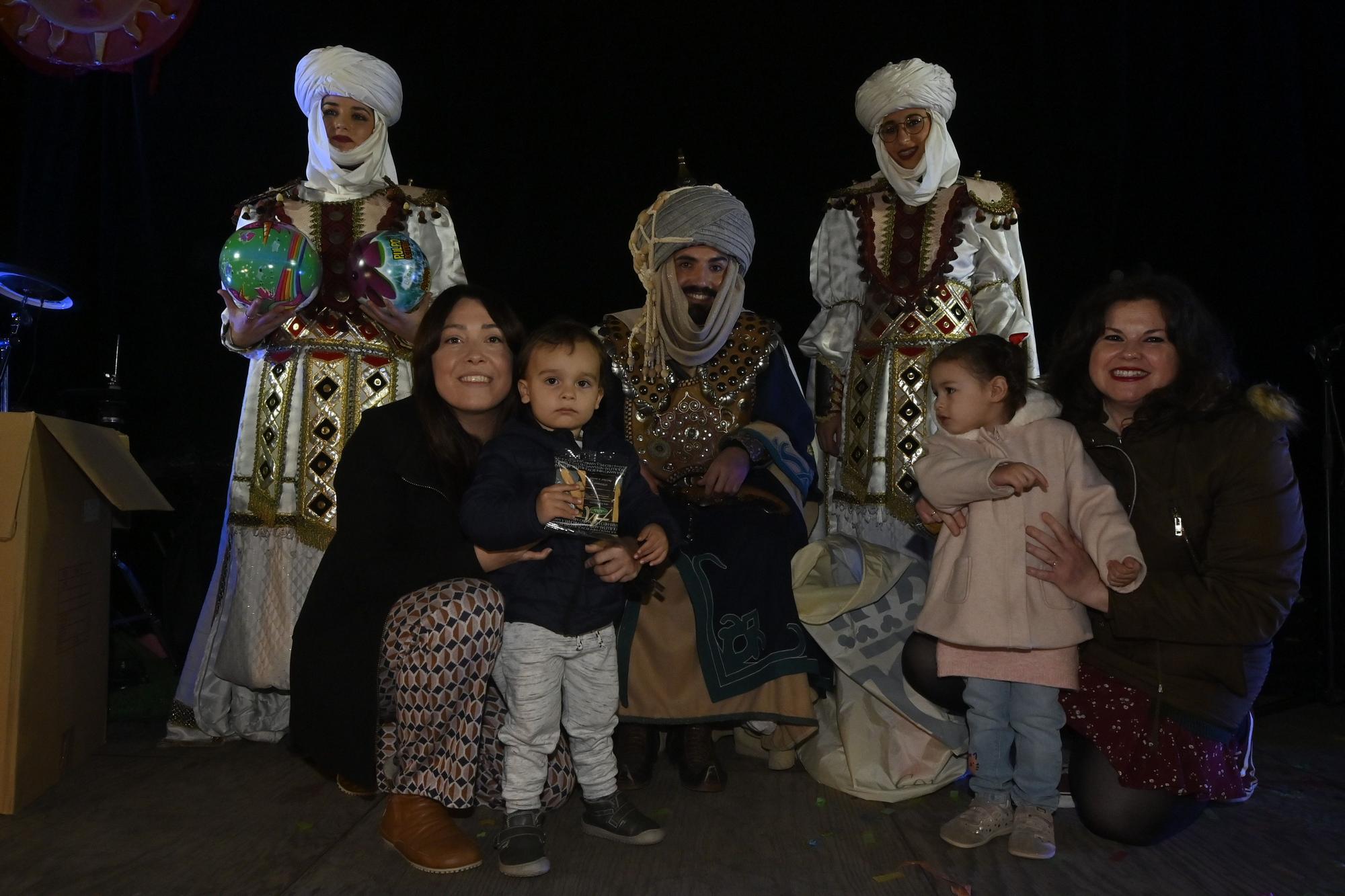 Los peques de Castelló entregan al Cartero Real las misivas con sus deseos. Encuentra tu foto.