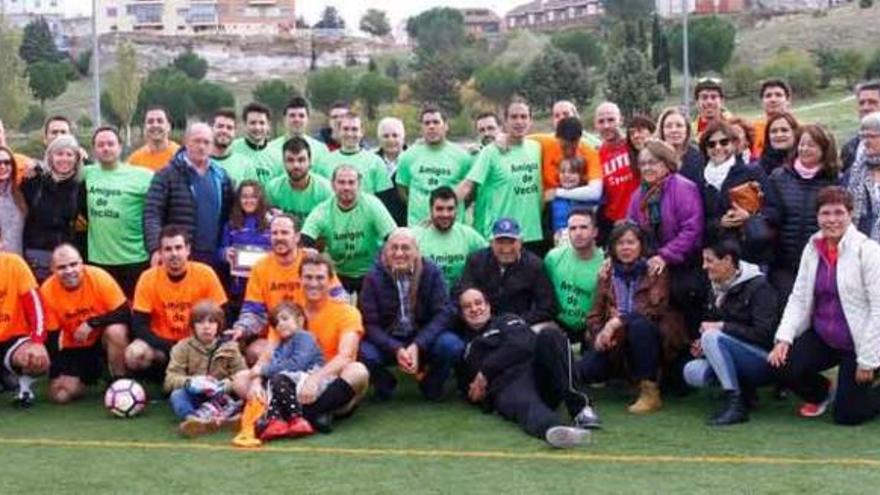 Amigos y familiares rinden homenaje a Vecilla en Valorio