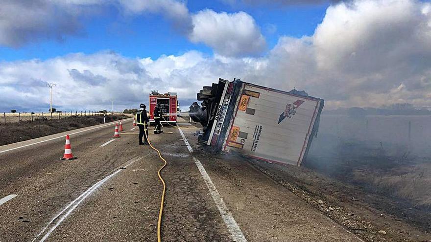 Arde un camión portugués cargado de paja en la          N-122 en Cerezal