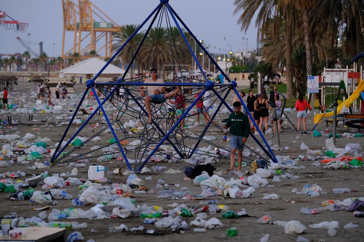 Toneladas de basura se acumulan en la playa tras celebrar la Noche de ...
