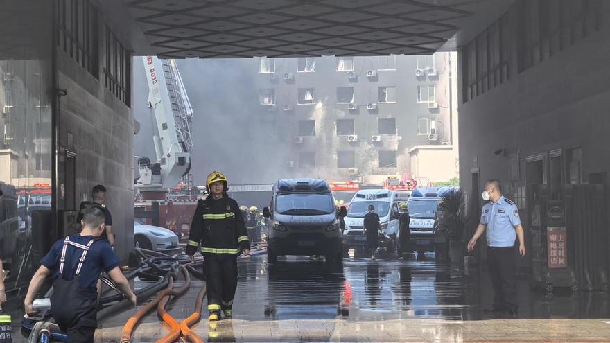 Al menos 28 muertos en el incendio de una fábrica de calzado en China
