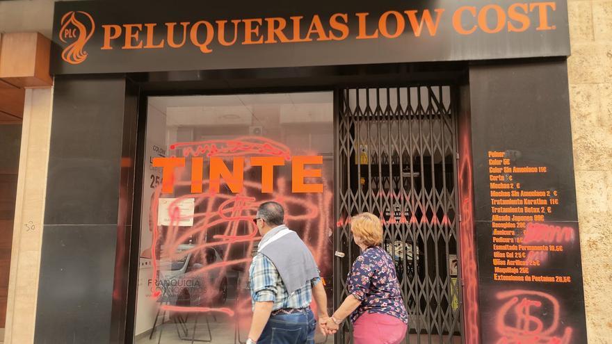 Vandalizan la fachada de una peluquería en Xàtiva