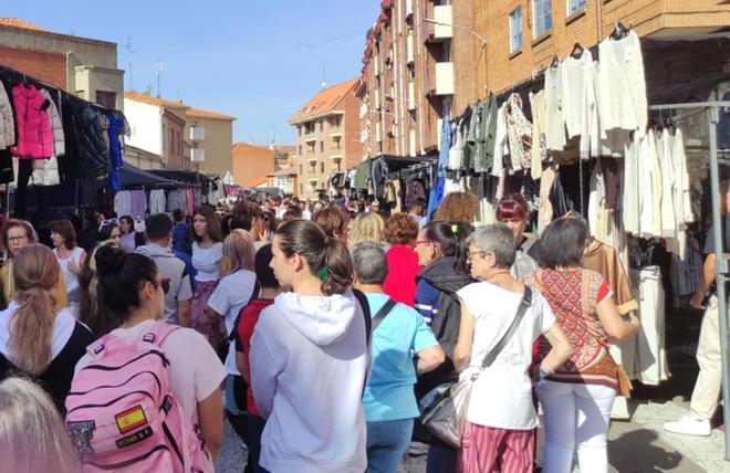 GALERÍA | Día festivo y de mercados en Benavente