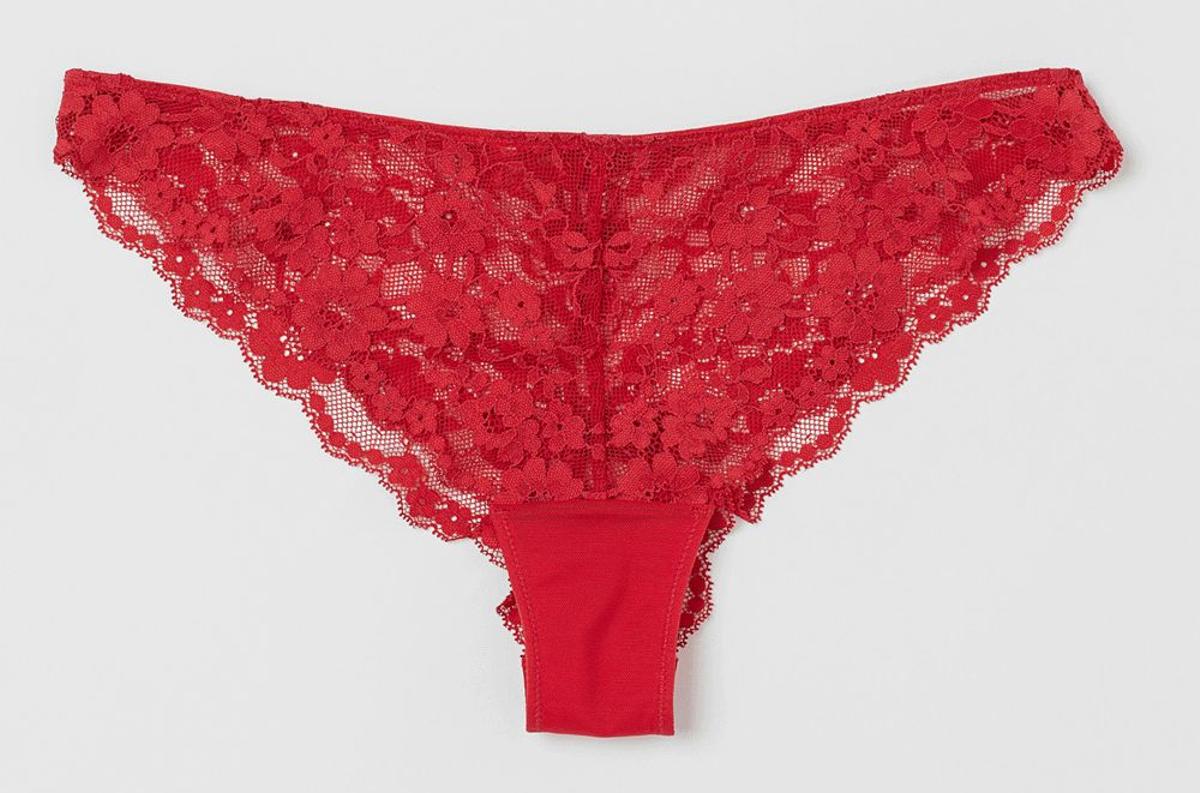 Braguitas de encaje rojo de H&amp;M (precio: 5,99 euros)