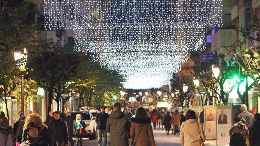 Aspecto de la Rúa do Paseo, ayer, la principal calle comercial. // I. Osorio