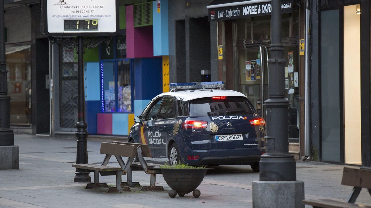 Una patrulla de la Policía Nacional en Mieres.