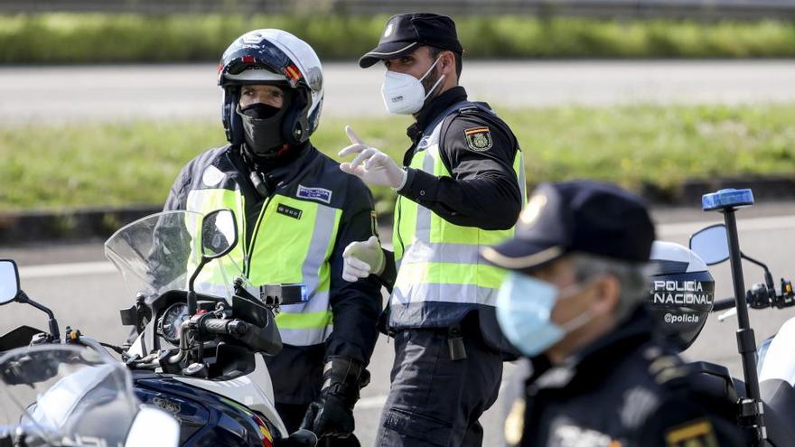 Saúl Craviotto, con la Policia Nacional haciendo un control en Gijón