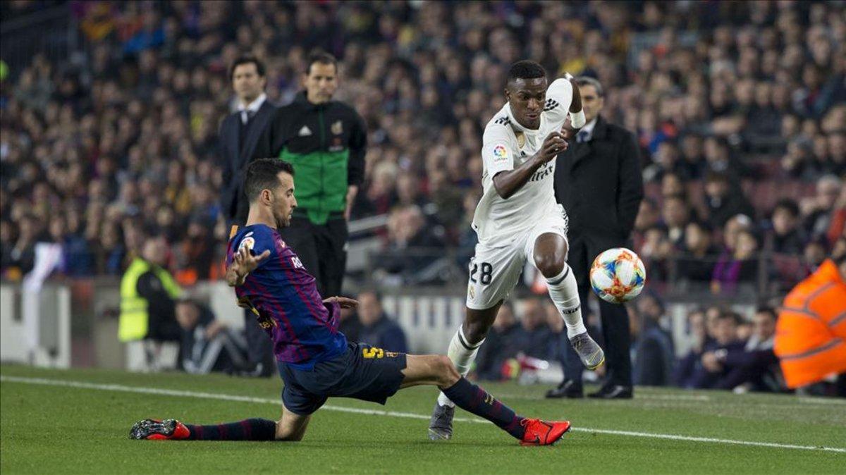 Sergio, en una acción defensiva ante Vinicius